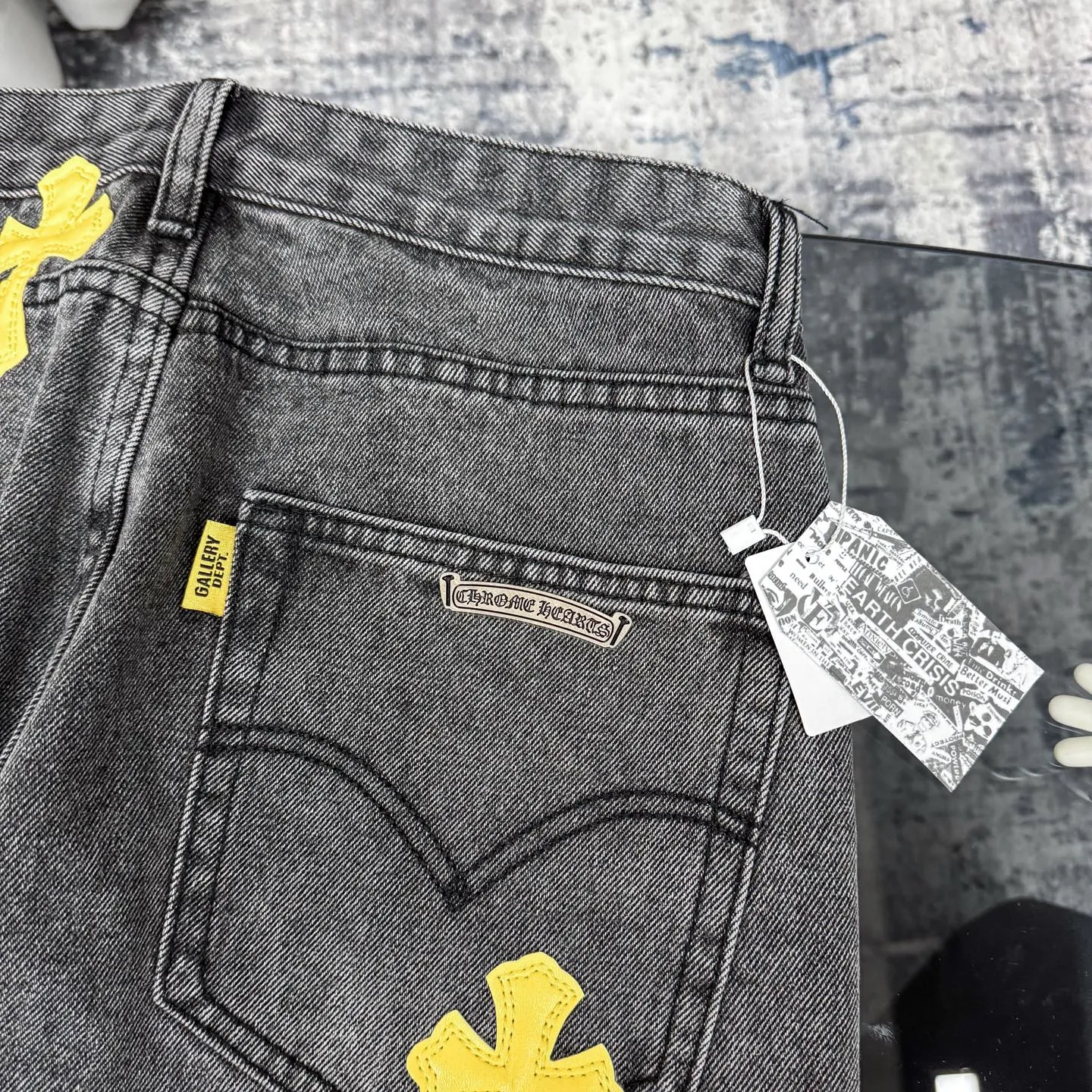 P280 GALLERY DEPT & Chrome Hearts Co-branded colorful leather cross loose washed flared jeans that truly restore the ultimate vintage texture. The original hardware and accessories are washed and other elevators. The QR code analysis is all purchased from the original factory. The degree of restoration is high. You are welcome to compare the products~ Three-dimensional version is loose and comfortable without being too picky about the figure. It looks taller and slimmer. Factory Seiko. Original factory quality control. Same style for men and women. Can be matched with couples. Versatile recommendation. Must-have jeans D332 for all seasons. Trendy people have been disappointed. From the quality selection of fabrics, the tailoring of details, and the matching of patterns, everything is impeccable! The upper body is so handsome when worn...it can be easily worn by men, women and children! The craftsmanship is made of heavy-duty washed pure cotton denim fabric. After washing, it is soft and thick and looks very stylish when worn. Size: 28/30/32/34/36 Waist: 70/75/80/85/90 Knee: 44.5/46/47.5/49/50.5 Pants length: 102/104/106/108/110